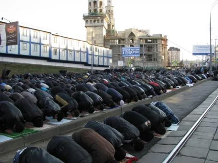 Ramazan bayramını bu gün qeyd edən ölkələrdə bayram namazı qılınıb - FOTO
