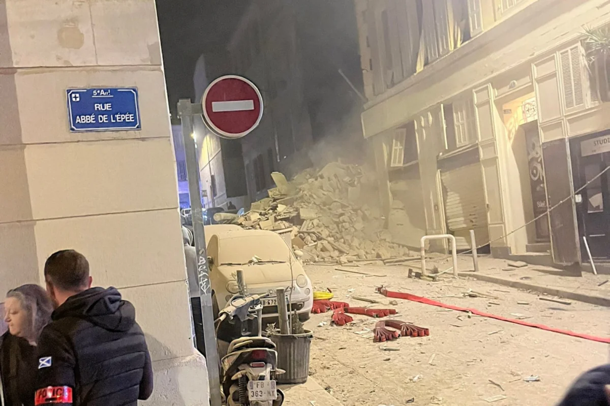 Marseldə çökən binanın dağıntıları altında 10-a qədər adam qala bilər - YENİLƏNİB