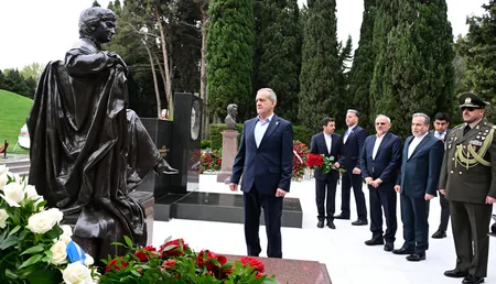 Iranian President Masoud Pezeshkian pays tribute to Azerbaijani martyrs in Baku
