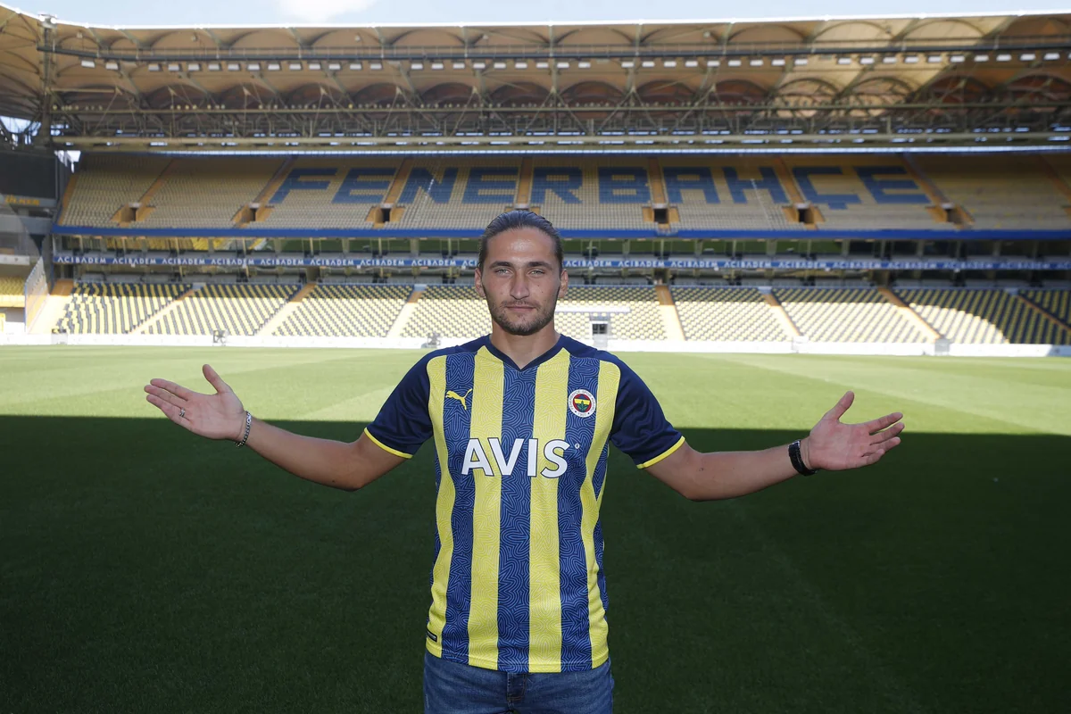 Фенербахче пополнил состав португальским полузащитником