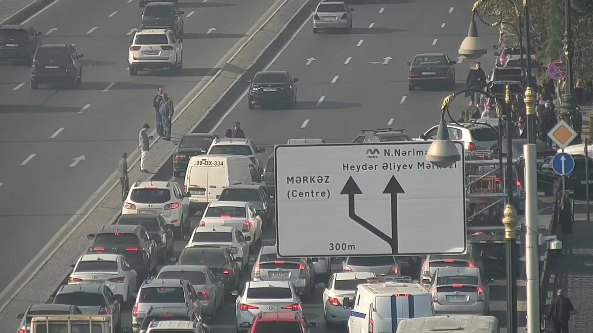 Metronun Koroğlu stansiyasının qarşısında qəza baş verib 