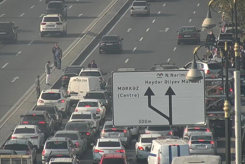 Metronun Koroğlu stansiyasının qarşısında qəza baş verib 