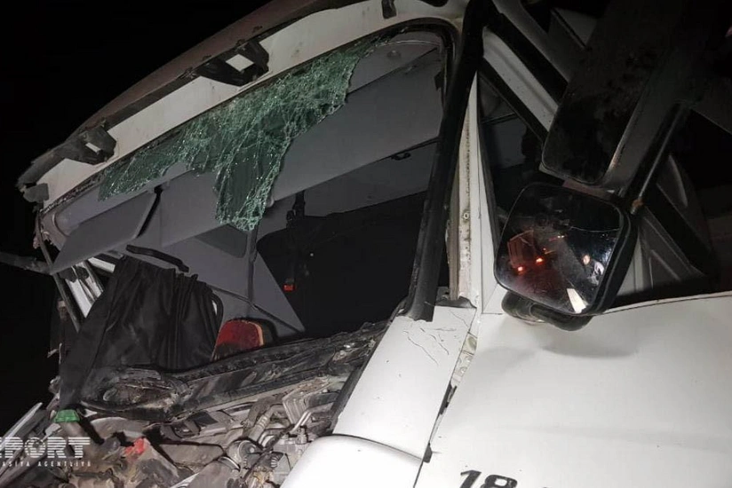 Göygöldə yük avtomobili dəmir maneə çırpılıb, xəsarət alanlar var