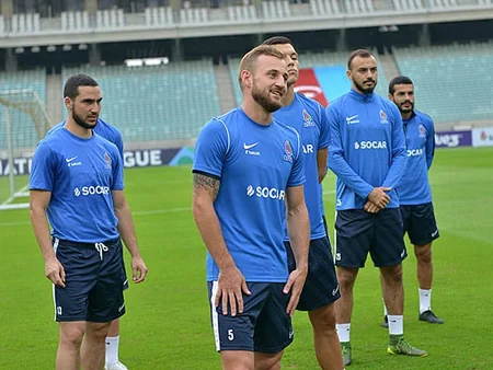 Rövnəq Abdullayev milli komanda ilə görüşüb