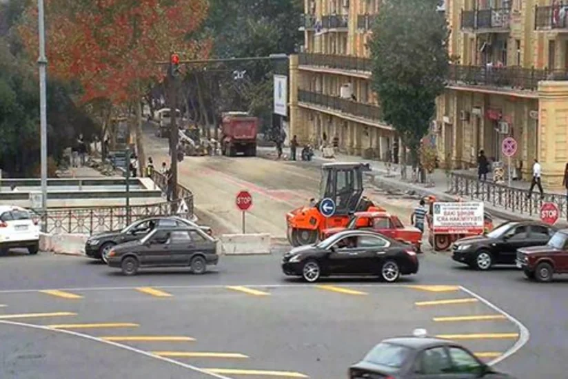 Mikayıl Müşfiq küçəsində yol bağlanıb