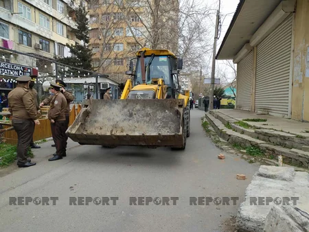 В Баку сносятся искусственно установленные заграждения на въездах во дворы