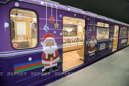 Дед Мороз и Снегурочка в бакинском метро