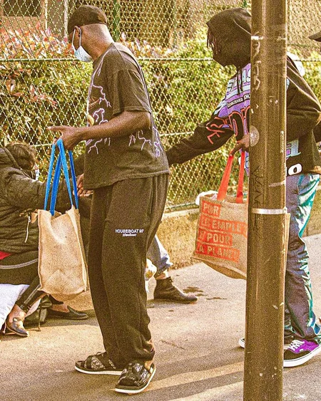 PSJ-nin futbolçusu evsizlərə yemək payladı