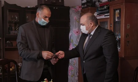 DSMF sədri Kürdəmirdə şəhid ailəsinə təqaüd kartını təqdim edib
