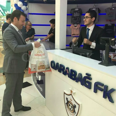 AFFA-nın baş katibi Elxan Məmmədov “Qarabağ” klubunun yeni açılan fan-şopunu ziyarət edib