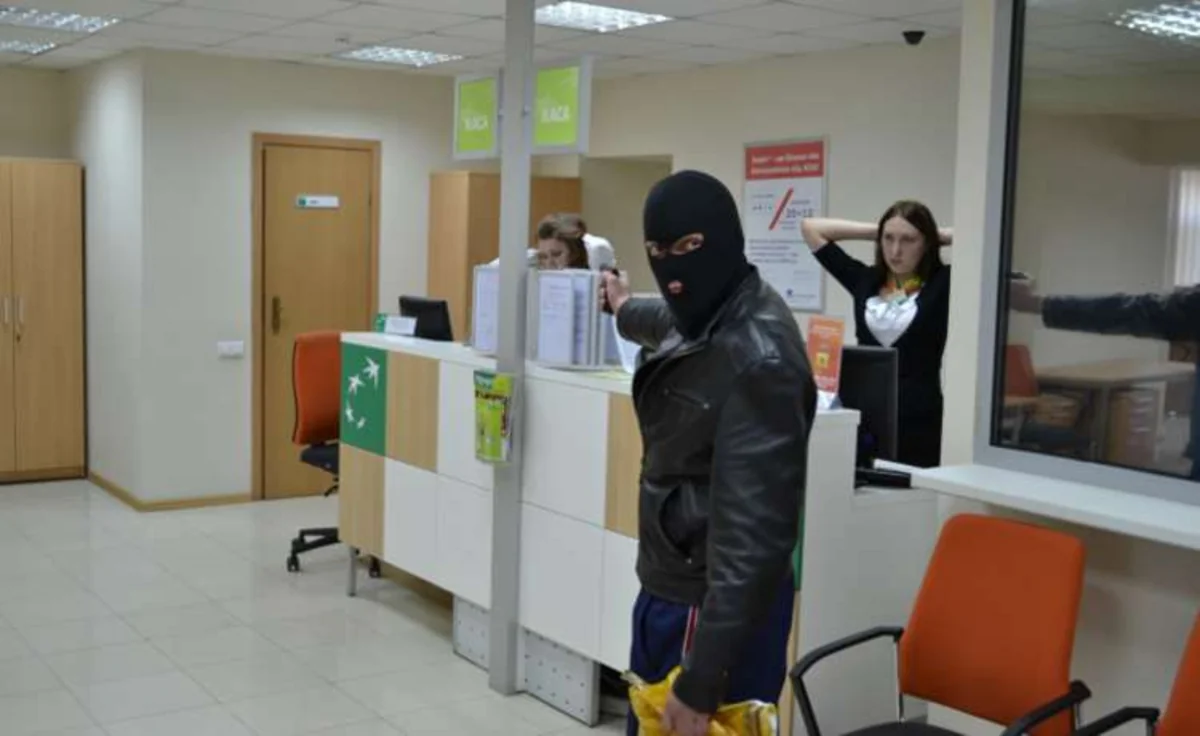 ​Gürcüstanda oyuncaq tapança ilə bank yarmağa cəhd olub