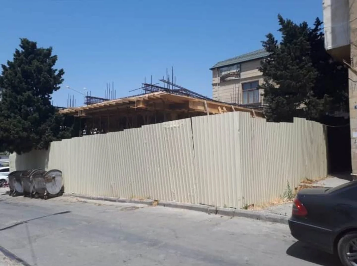 Bakıda qanunsuz qeyri-yaşayış obyekti tikən şəxs cərimələnib