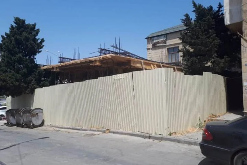 Bakıda qanunsuz qeyri-yaşayış obyekti tikən şəxs cərimələnib