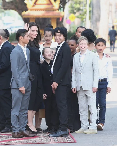 Angelina Jolie surrounded by her six children for red carpet since Brad Pitt split
