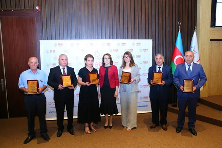 Prezidentin sərəncamı ilə təltif edilən tibb işçilərinə mükafatlar təqdim olunub