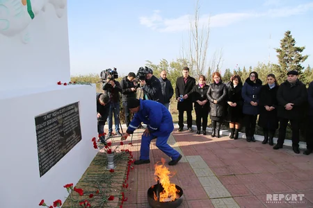 ​Çilov adasında Günəşli yatağındakı özüldə həlak olan və itkin düşən neftçilərin anım mərasimi keçirilib - FOTOREPORTAJ