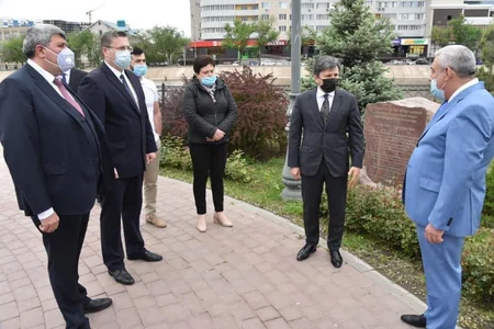 В Волгограде и Астрахани почтили память Гейдара Алиева