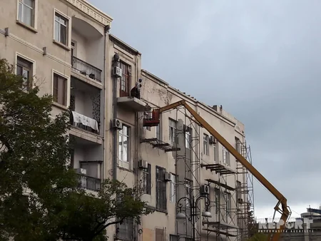 Bakının mərkəzi küçələrində “balkon”lar sökülür - FOTO
