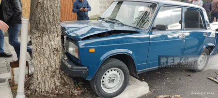 Şəkidə zəncirvari qəza olub, səkidə dayanan 2 piyada ağır xəsarət alıb