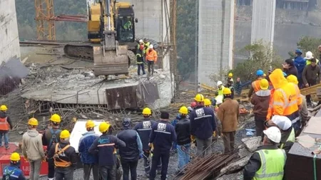Türkiyədə tikilməkdə olan yol qovşağı çöküb, 5 nəfər dağıntı altında qalıb