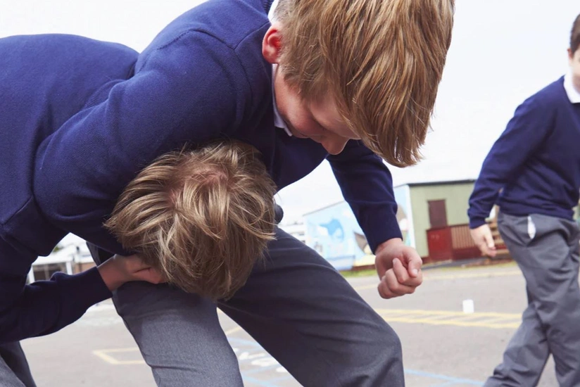 В Азербайджане группа подростков избила школьника