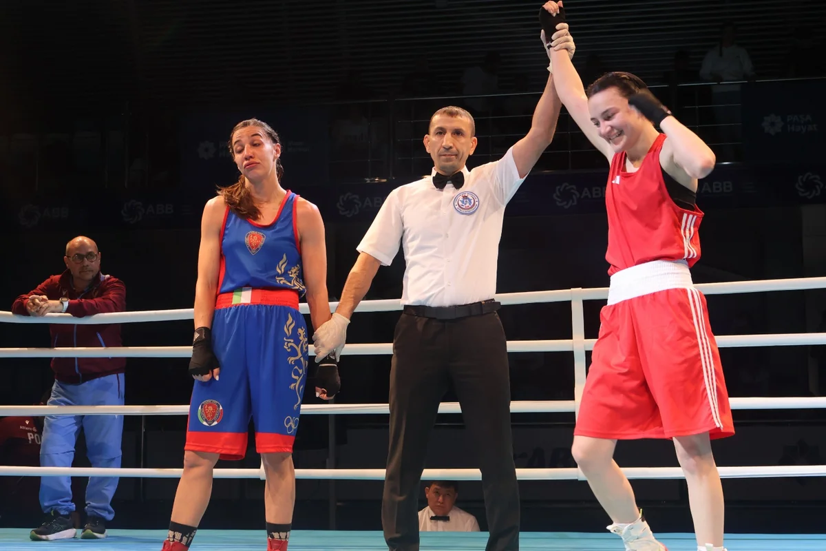 Azərbaycanın iki qadın boksçusu Bakıdakı turnirdə finala vəsiqə qazanıb