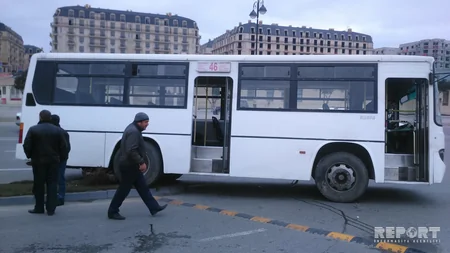 Bakıda sərnişin avtobusu qəza törədib - FOTO