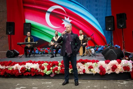 Bakının ən iri həyətində - “Renessans Palace”da Bayraq günü tədbiri keçirilib