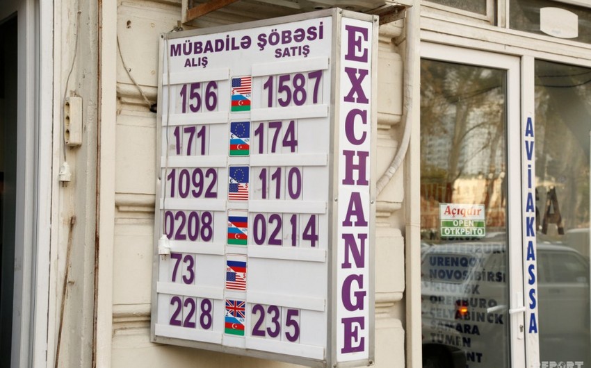 Azərbaycanda kommersiya banklarına dollar satışı məhdudlaşdırılıb