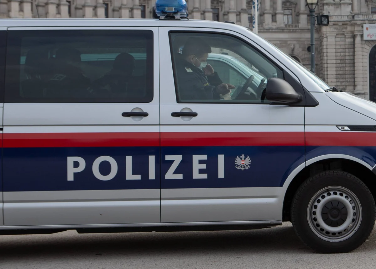 Explosion hits residential building in Austria