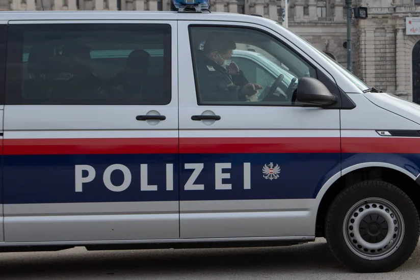 Explosion hits residential building in Austria