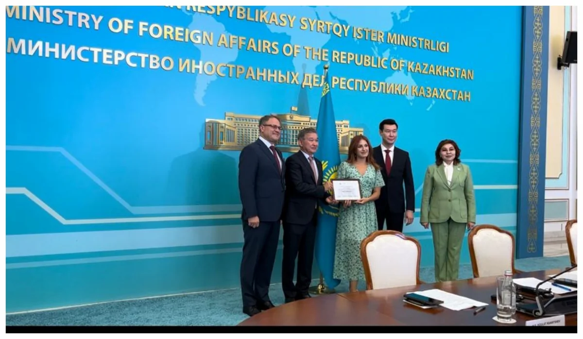 Qazaxıstan XİN “Report”un əməkdaşını diplomla mükafatlandırıb