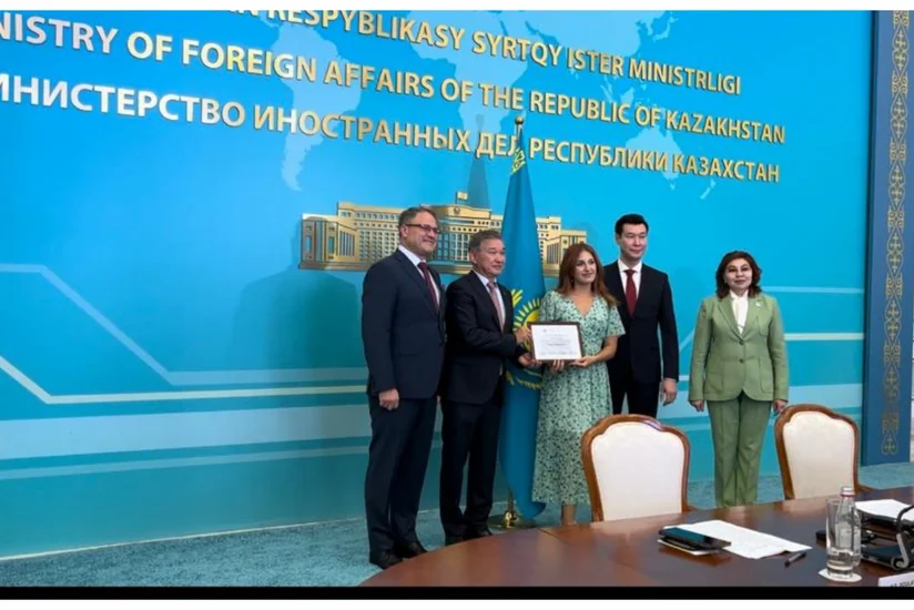 Замглавы МИД Казахстана вручил диплом сотруднику информагентства Report за победу в конкурсе