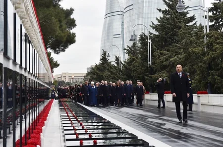 Prezident İlham Əliyev Şəhidlər xiyabanını ziyarət edib - FOTOLAR - YENİLƏNİB