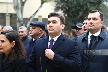Azərbaycan xalqı Fəxri xiyabanda Ümummilli Liderin məzarını ziyarət edir