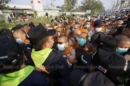 Monks, police clash occurred in largest temple in Thailand