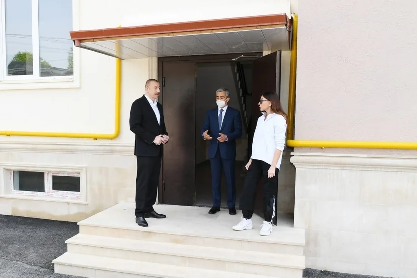 İlham Əliyev Şamaxıda tikilən çoxmənzilli binalarda yaradılan şəraitlə tanış olub - YENİLƏNİB