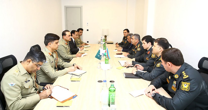 Azerbaijan Defense Minister meets with Chief of Army Staff of Pakistan