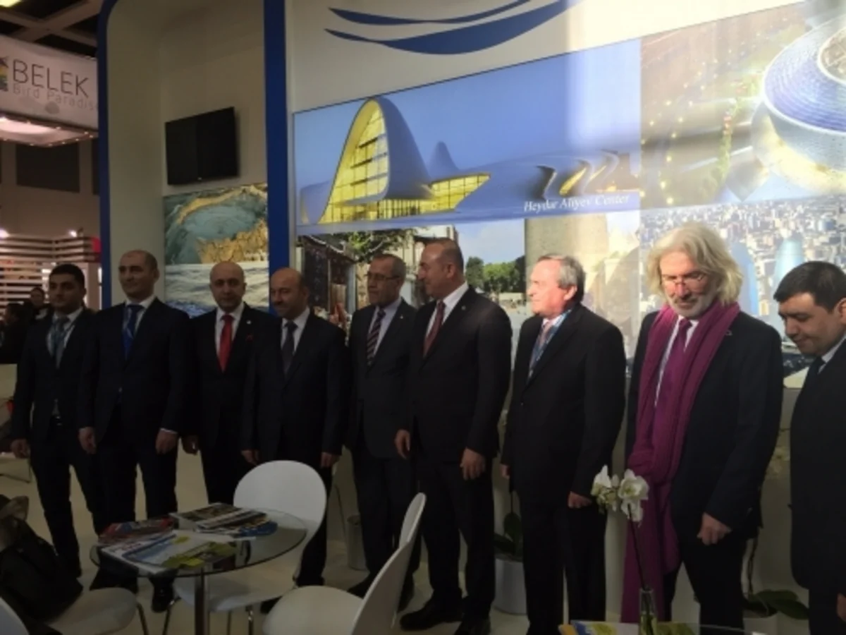 Mövlud Çavuşoğlu “İTB 2015” sərgisində Azərbaycan stendini ziyarət edib