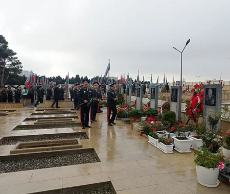 Müdafiə Nazirliyinin zabit heyəti Zəfər Günü ilə bağlı İkinci Şəhidlər xiyabanını ziyarət edib