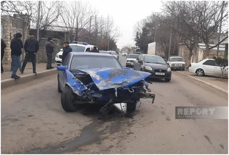 Gəncədə iki avtomobil toqquşub, ata və oğlu xəsarət alıb