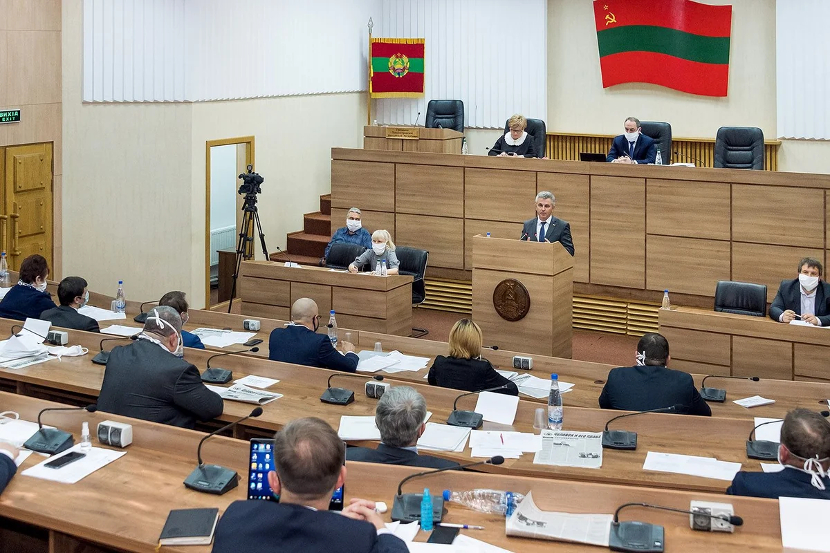 Правительство Молдовы попросило парламент ввести режим ЧП