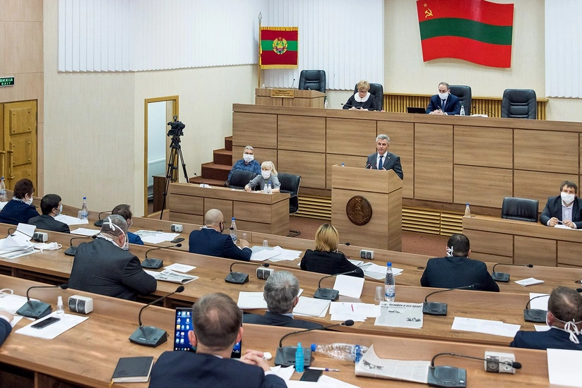 Правительство Молдовы попросило парламент ввести режим ЧП