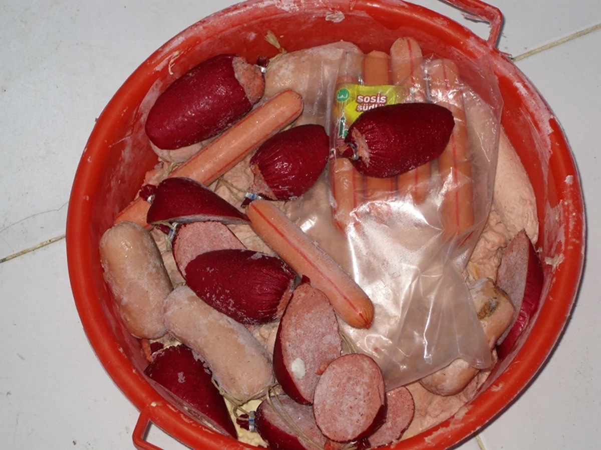 Abşeronda kolbasa sexində mənşəyi məlum olmayan ətlər aşkarlanıb - FOTO