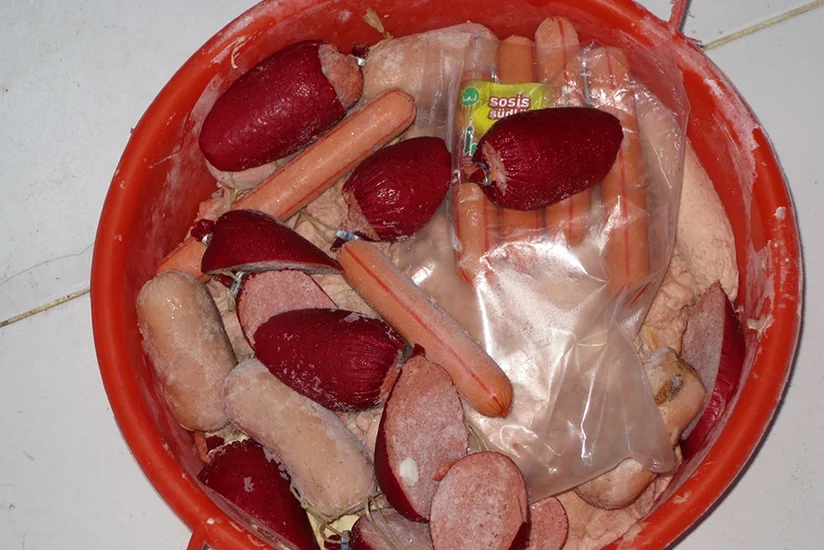 Abşeronda kolbasa sexində mənşəyi məlum olmayan ətlər aşkarlanıb - FOTO