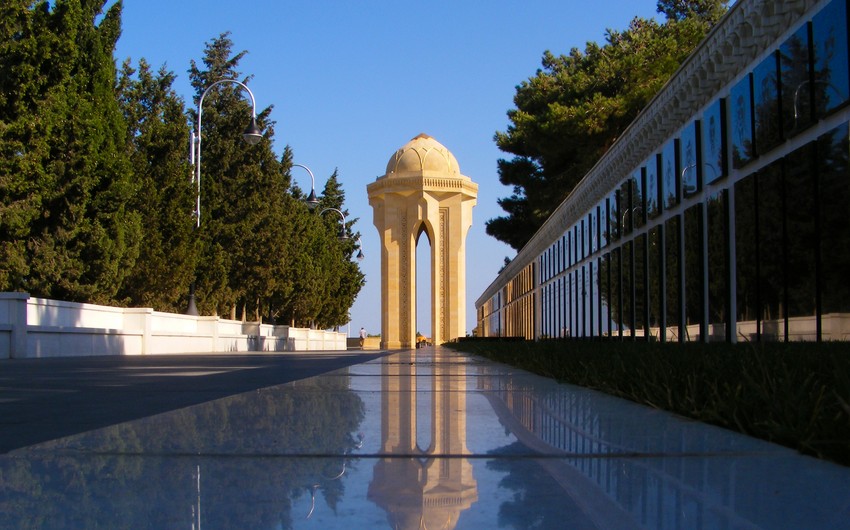 Azərbaycan xalqı Şəhidlər xiyabanını ziyarət edir