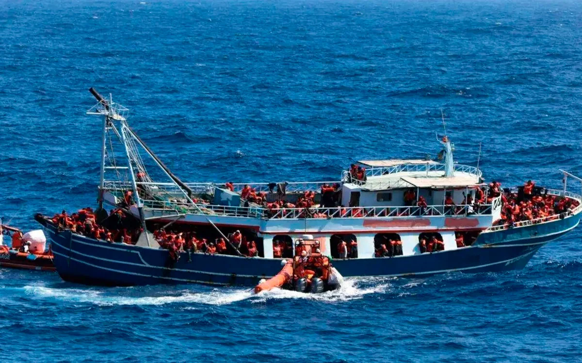 İtaliya sahilində qanunsuz miqrantların qayığı batıb, 20-dən çox insan itkin düşüb