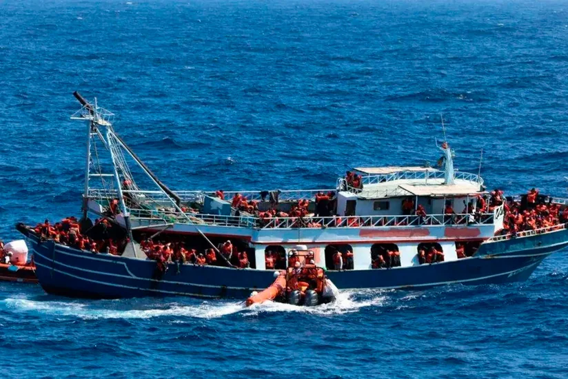 İtaliya sahilində qanunsuz miqrantların qayığı batıb, 20-dən çox insan itkin düşüb