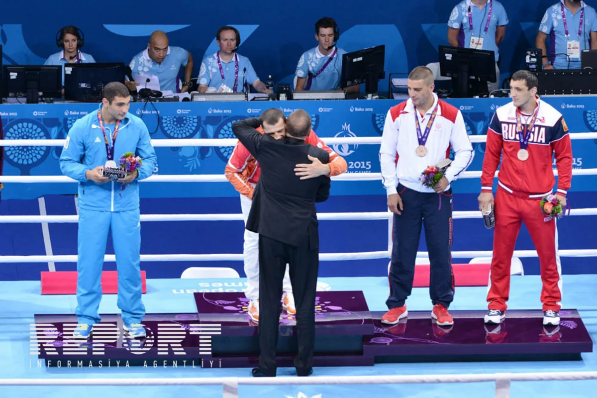 Prezident İlham Əliyev Bakı 2015də qalib gələn Abdulqadir Abdullayevə qızıl medalı təqdim edib - FOTO