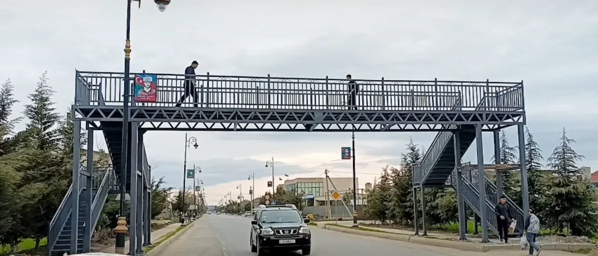 Cəlilabadda ilk yerüstü piyada keçidinin inşası yekunlaşıb 